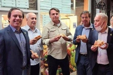Chưa tiêm vắc xin, Tổng thống Brazil phải ăn tối trên vỉa hè New York