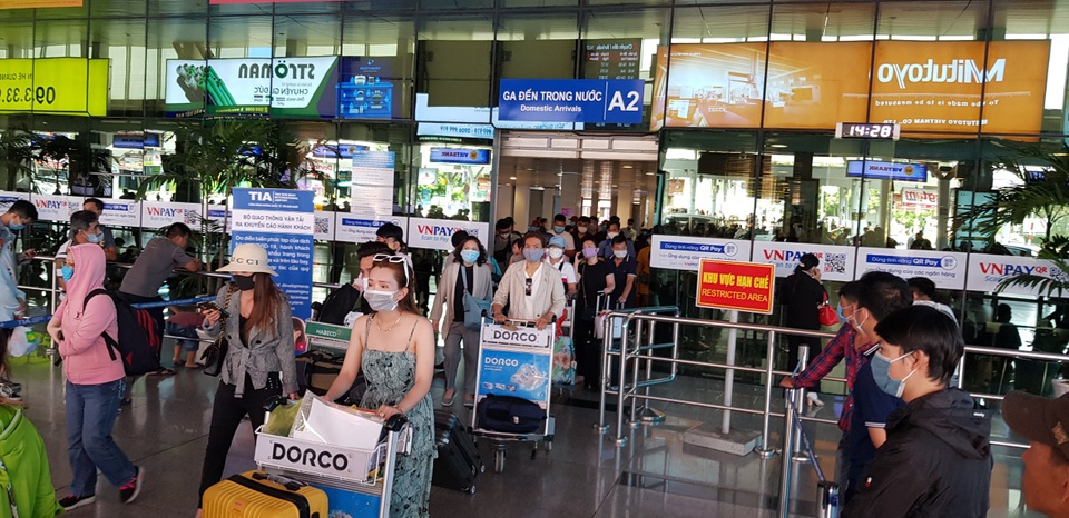 Sân bay Tân Sơn Nhất đông đúc .jpg Sân bay Tân Sơn Nhất đông đúc .jpg