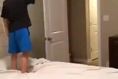 Bố nghịch dại khiến con dính tai nạn