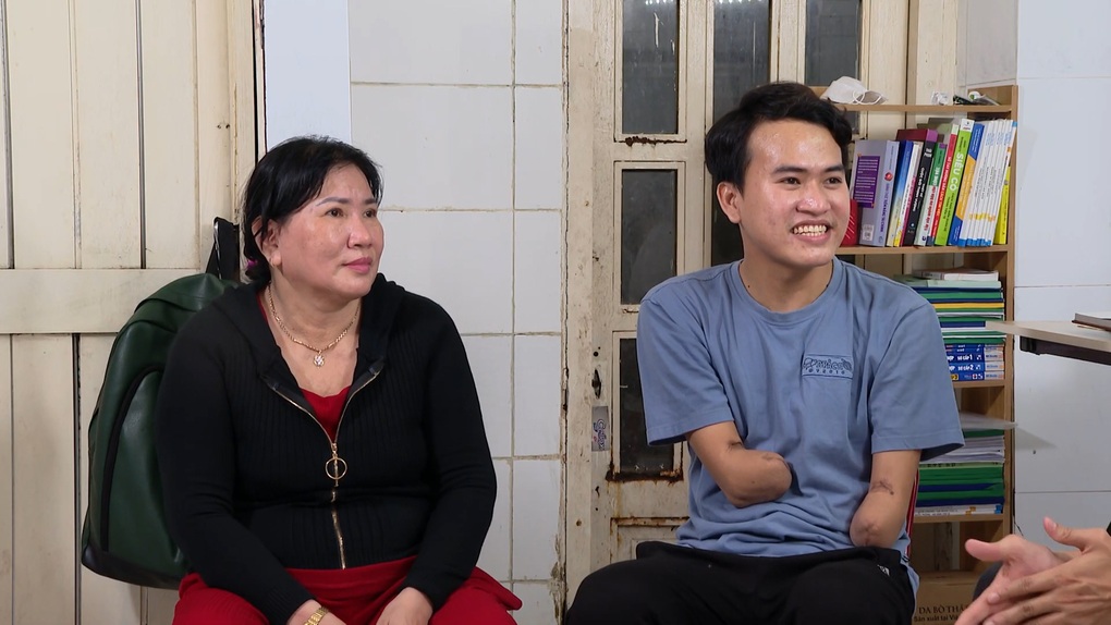 Chàng trai không tay vào đại học, làm lại cuộc đời từ bi kịch - 1 Chàng trai không tay vào đại học, làm lại cuộc đời từ bi kịch - 1