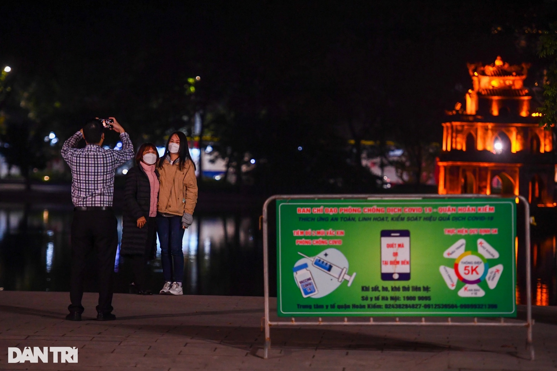 Đường phố Hà Nội vắng vẻ khác lạ đêm giao thừa đón chào năm mới 2022 - 13 Đường phố Hà Nội vắng vẻ khác lạ đêm giao thừa đón chào năm mới 2022 - 13