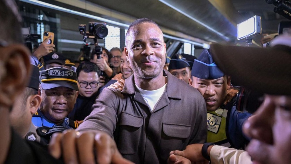 HLV Patrick Kluivert được chào đón khi đến Indonesia - 1 HLV Patrick Kluivert được chào đón khi đến Indonesia - 1