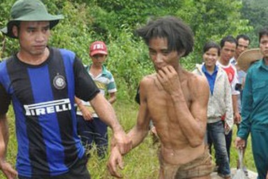 Giải cứu hai cha con sống hơn 40 năm trong rừng