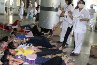 Vụ 735 công nhân nhập viện sau uống nước: Do nguyên liệu sản xuất?