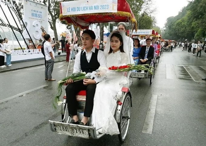 Tái hiện đám cưới người Hà Nội xưa tại Lễ hội Du lịch Hà Nội 2023.