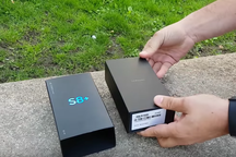 Mở hộp Galaxy S8+ bản thương mại đầu tiên trên thế giới