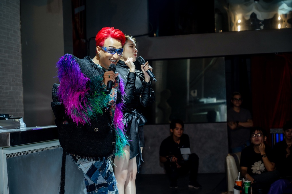 Chàng trai nhảy trên giày cao gót rẽ hướng ca hát nhờ... diva Thanh Lam - 1 Chàng trai nhảy trên giày cao gót rẽ hướng ca hát nhờ... diva Thanh Lam - 1