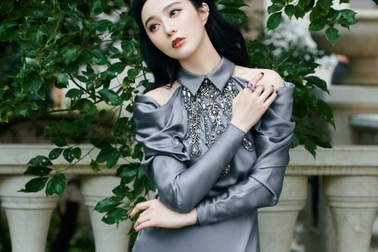 "Tắc kè hoa" Phạm Băng Băng khoe dáng vóc gợi cảm ở tuổi 39