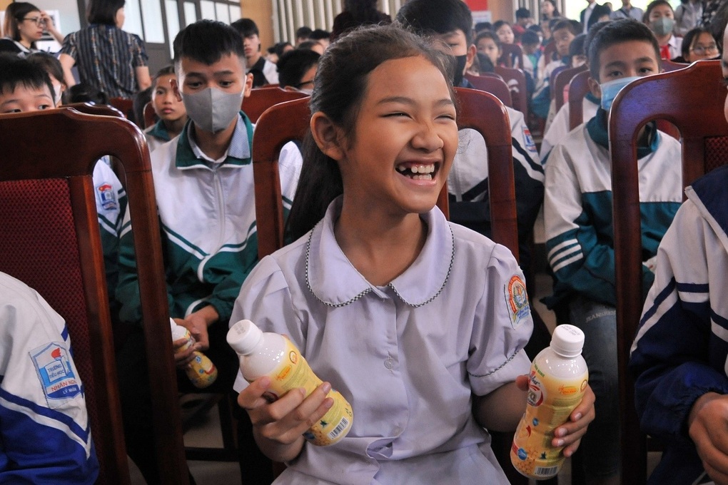 Hàng trăm học sinh nhận học bổng Nối trọn yêu thương - Nâng bước đến trường - 4 Hàng trăm học sinh nhận học bổng Nối trọn yêu thương - Nâng bước đến trường - 4