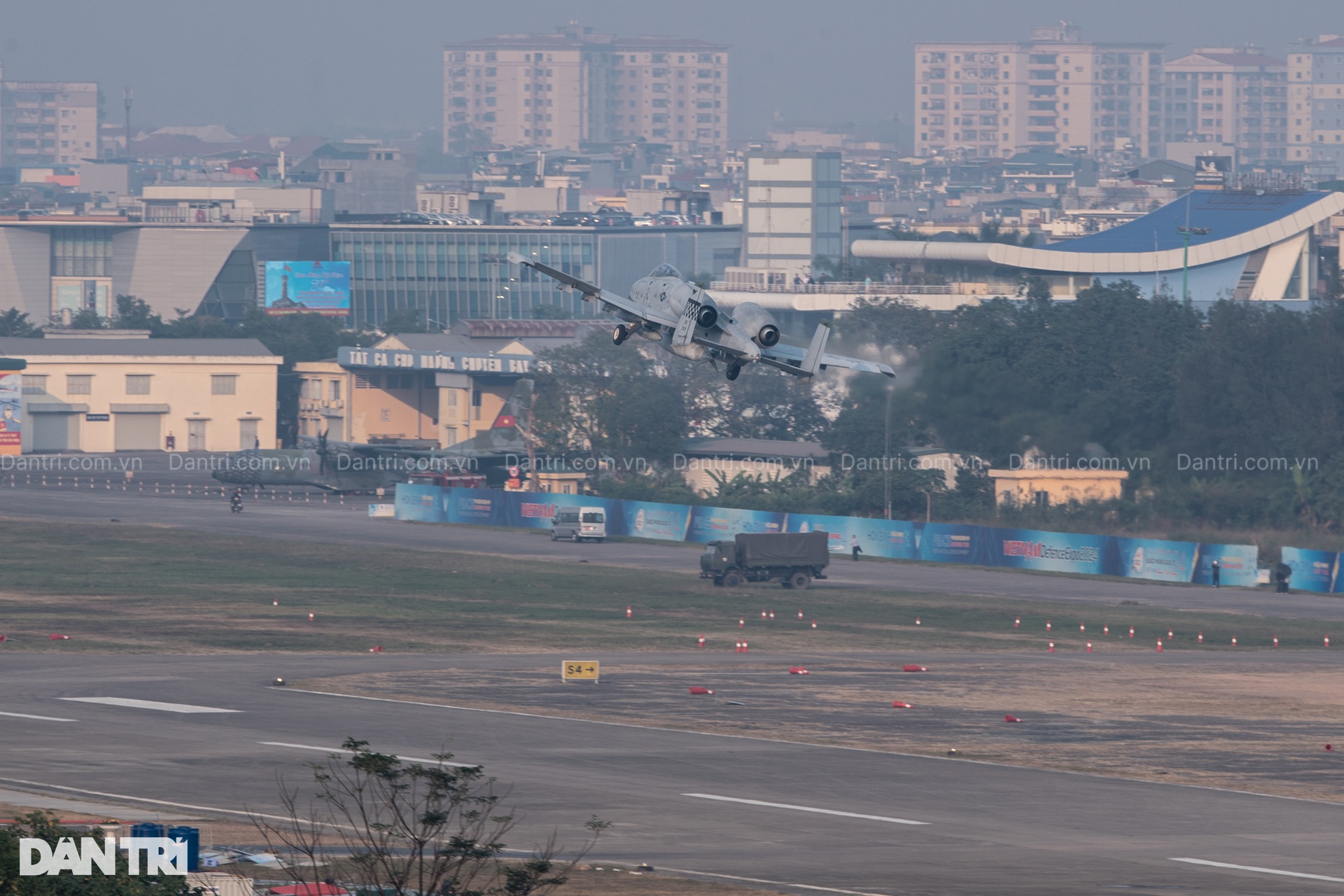 2 cường kích Lợn lòi A-10 và C-130 của Mỹ cất cánh rời sân bay Gia Lâm - 4 2 cường kích Lợn lòi A-10 và C-130 của Mỹ cất cánh rời sân bay Gia Lâm - 4