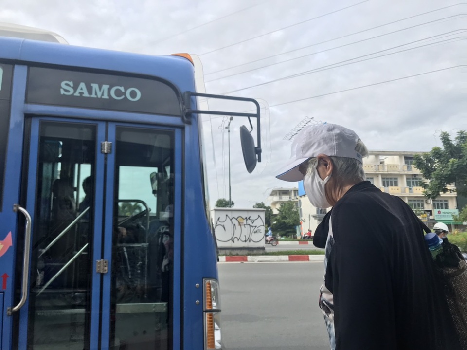 Ngại bị phạt, người dân TPHCM đi ăn trưa, cà phê cũng... đeo khẩu trang - 3 Ngại bị phạt, người dân TPHCM đi ăn trưa, cà phê cũng... đeo khẩu trang - 3
