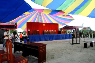 Người dân tụ tập xem tòa xử án Nguyễn Hải Dương từ 5 - 6 giờ sáng