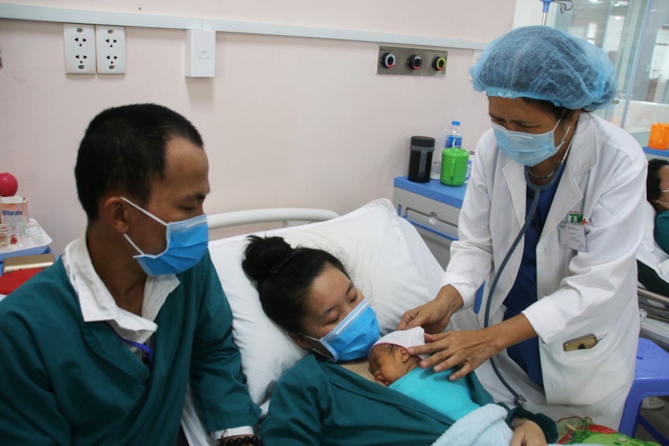 Nuôi sống bé gái sinh non nặng chỉ 700gram - 2 Nuôi sống bé gái sinh non nặng chỉ 700gram - 2
