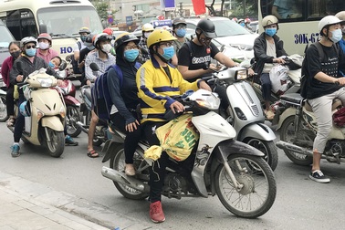 Dịch vụ xe ôm đắt khách khi dòng người ùn ùn trở lại Thủ đô