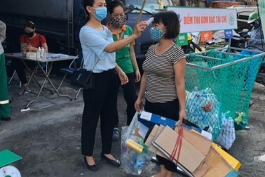 Người Hà Nội cuối tuần đi đổi rác lấy quà tặng