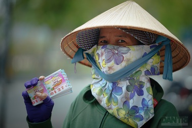 Cấm bán vé số từ 1/4, người làm nghề loay hoay tìm kế mưu sinh