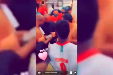 Phó tổng thống Suriname phát tiền cho đối thủ