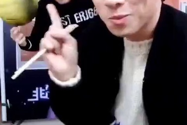 Chàng trai vừa dùng đũa xoay bóng vừa gắp thức ăn tài tình