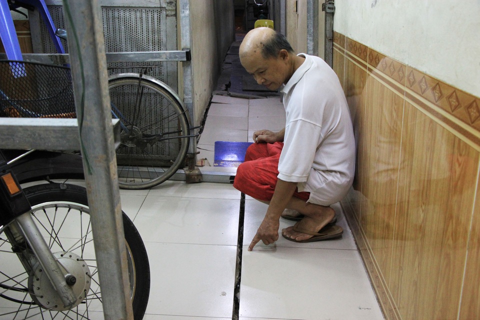 Nhà chống nạng sắt chờ sập giữa phố cổ Hà Nội - 10 Nhà chống nạng sắt chờ sập giữa phố cổ Hà Nội - 10