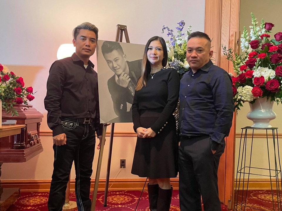 Đồng nghiệp nghẹn ngào khi thấy chiếc micro an táng cùng Vân Quang Long - 11 Đồng nghiệp nghẹn ngào khi thấy chiếc micro an táng cùng Vân Quang Long - 11