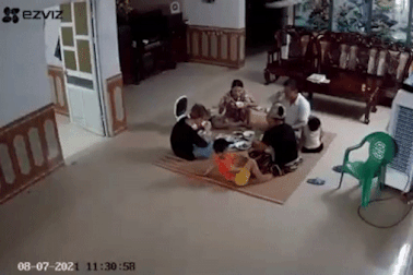 Lạnh gáy clip quạt trần rơi khi cả nhà ăn cơm