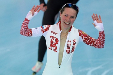 Ăn mừng giành HC, nữ VĐV Nga suýt lộ ngực