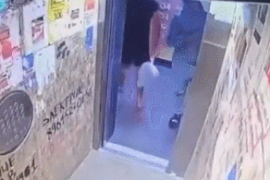 Clip chàng trai suýt chết vì sự cố thang máy khiến dân mạng rùng mình