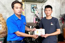 Trao Huy hiệu Tuổi trẻ dũng cảm cho "người hùng" vụ sập cầu Phong Châu