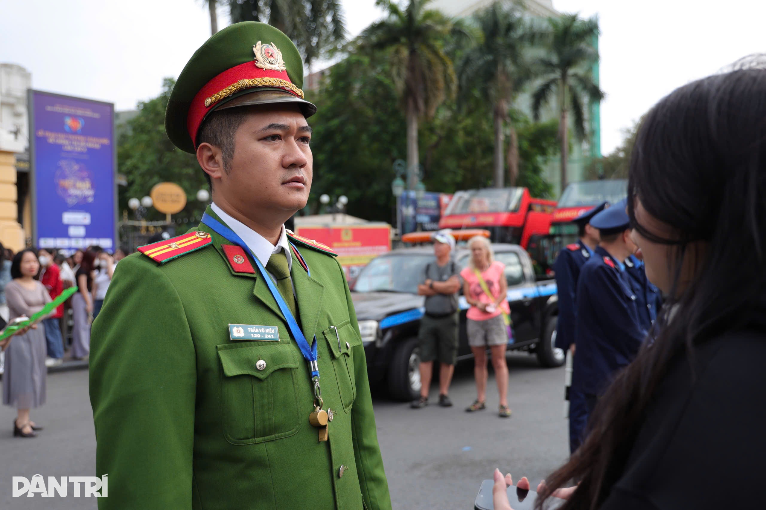 ຮ່າໂນ້ຍ: ແຟນບານໄດ້ເດີນທາງເກືອບ 100 ກິໂລແມັດ, ລໍຖ້າ 8 ຊົ່ວໂມງເພື່ອຕ້ອນຮັບນັກສະແດງ Anh Trai - 12 Hà Nội: Người hâm mộ vượt gần 100km, chờ 8 tiếng để đón dàn Anh trai - 12