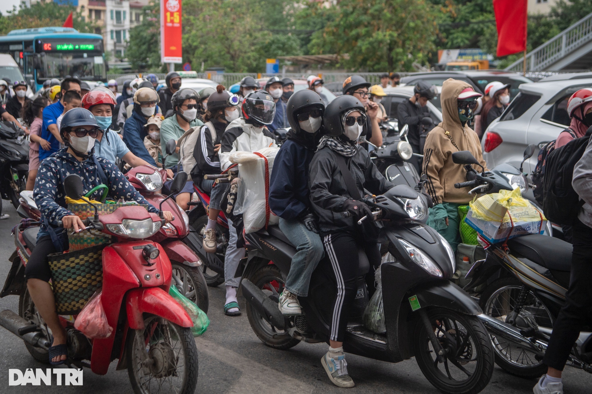 Mnoho řidičů bylo v den, kdy se po svátcích od 30. dubna do 1. května a června vrátili do Hanoje, překvapeno. Nhiều tài xế bất ngờ trong ngày trở lại Hà Nội sau nghỉ lễ 30/4-1/5 - 6