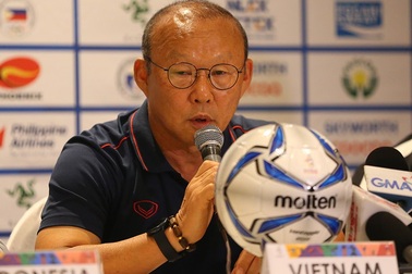 Đồng nghiệp Nishino tới muộn, HLV Park Hang Seo nổi giận trong buổi họp báo