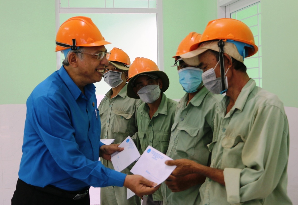 Tặng sổ tiết kiệm cho con đoàn viên Công đoàn mồ côi vì Covid-19 - 3 Tặng sổ tiết kiệm cho con đoàn viên Công đoàn mồ côi vì Covid-19 - 3