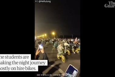 100.000 khách đạp xe 50km đi xuyên đêm mua sủi cảo, điểm bán vỡ trận