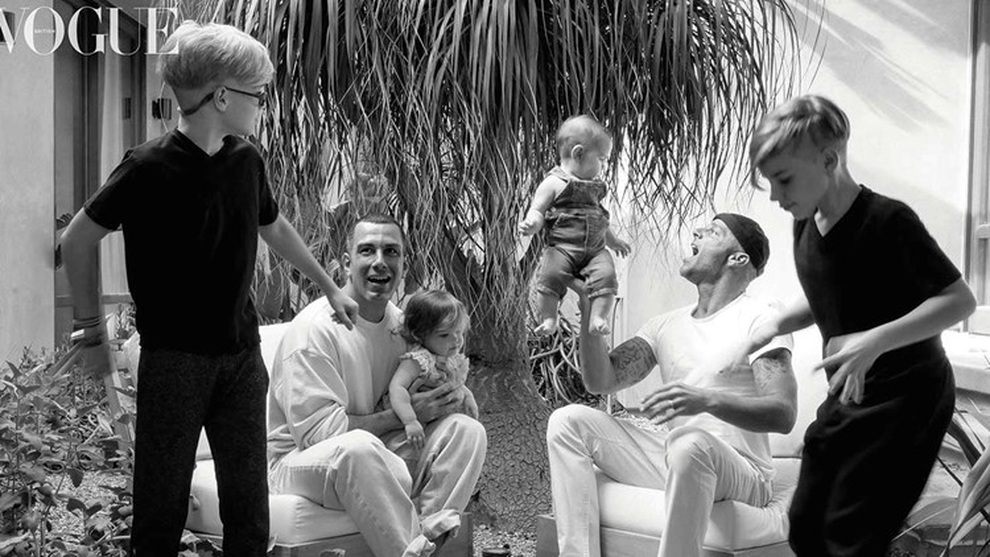 Ricky Martin khoe móng tay dài điệu đà, nhiều màu sắc - 7 Ricky Martin khoe móng tay dài điệu đà, nhiều màu sắc - 7