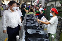 Phó Chủ tịch TPHCM kiểm tra "nóng" CT PouYuen vì có công nhân mắc Covid-19