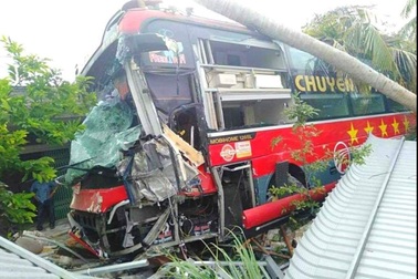 "Chuyên cơ mặt đất" lao vào nhà dân, cả xóm khiếp vía