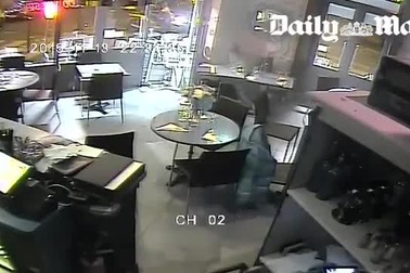 Công bố video kẻ khủng bố nã súng tới tấp vào nhà hàng Paris