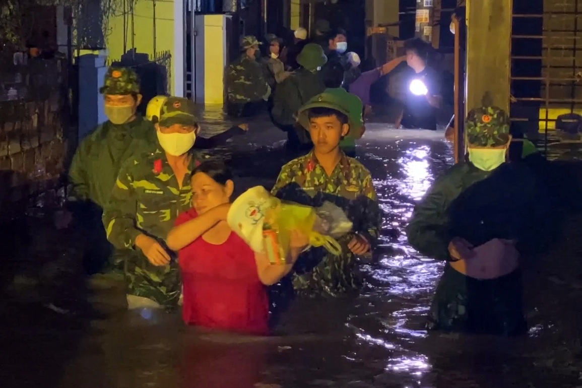 Triều cường lớn bất thường sau bão số 9 khiến cả khu phố tháo chạy - 1 Triều cường lớn bất thường sau bão số 9 khiến cả khu phố tháo chạy - 1