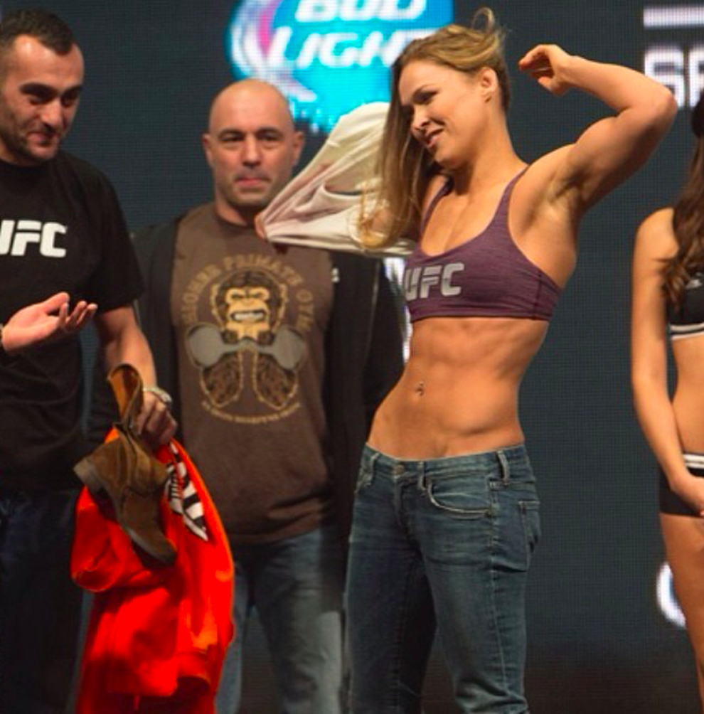 Những bóng hồng thể thao nổi tiếng trên mạng xã hội - 5