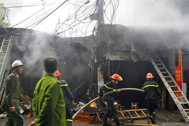 Hà Nội: Hai xưởng gỗ phát hỏa trong mưa