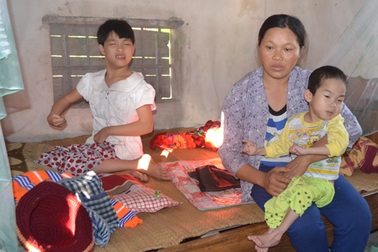 Éo le cảnh vợ chồng nghèo nuôi hai con bại não, một ngờ nghệch