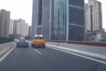 Xe bán tải bị húc suýt văng khỏi lan can vì tình huống "ăn miếng trả miếng"