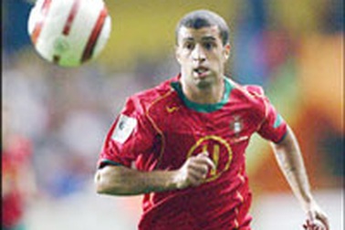 Benfica ra giá Simao với Liverpool