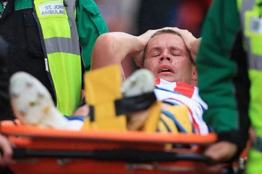 Kinh hoàng pha gãy gập chân vì xoạc bóng lỗi của tuyển thủ Anh