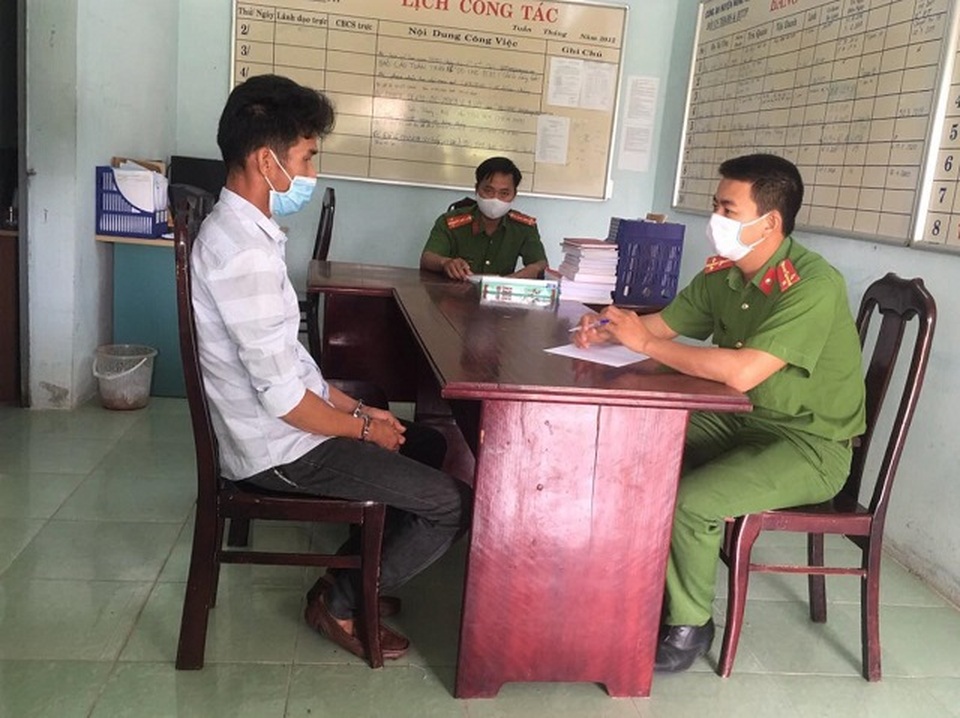 Khởi tố vụ chống người thi hành công vụ tại chốt kiểm soát y tế - 1 Khởi tố vụ chống người thi hành công vụ tại chốt kiểm soát y tế - 1