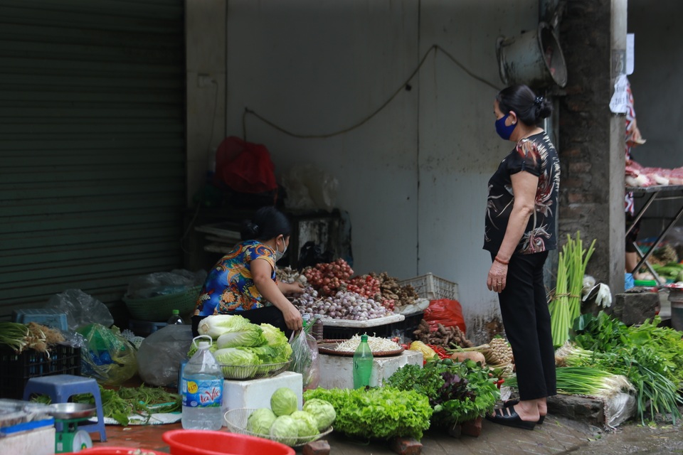 Phố chợ Hà Nội lập chốt kiểm soát đo thân nhiệt người ra vào - 7 Phố chợ Hà Nội lập chốt kiểm soát đo thân nhiệt người ra vào - 7