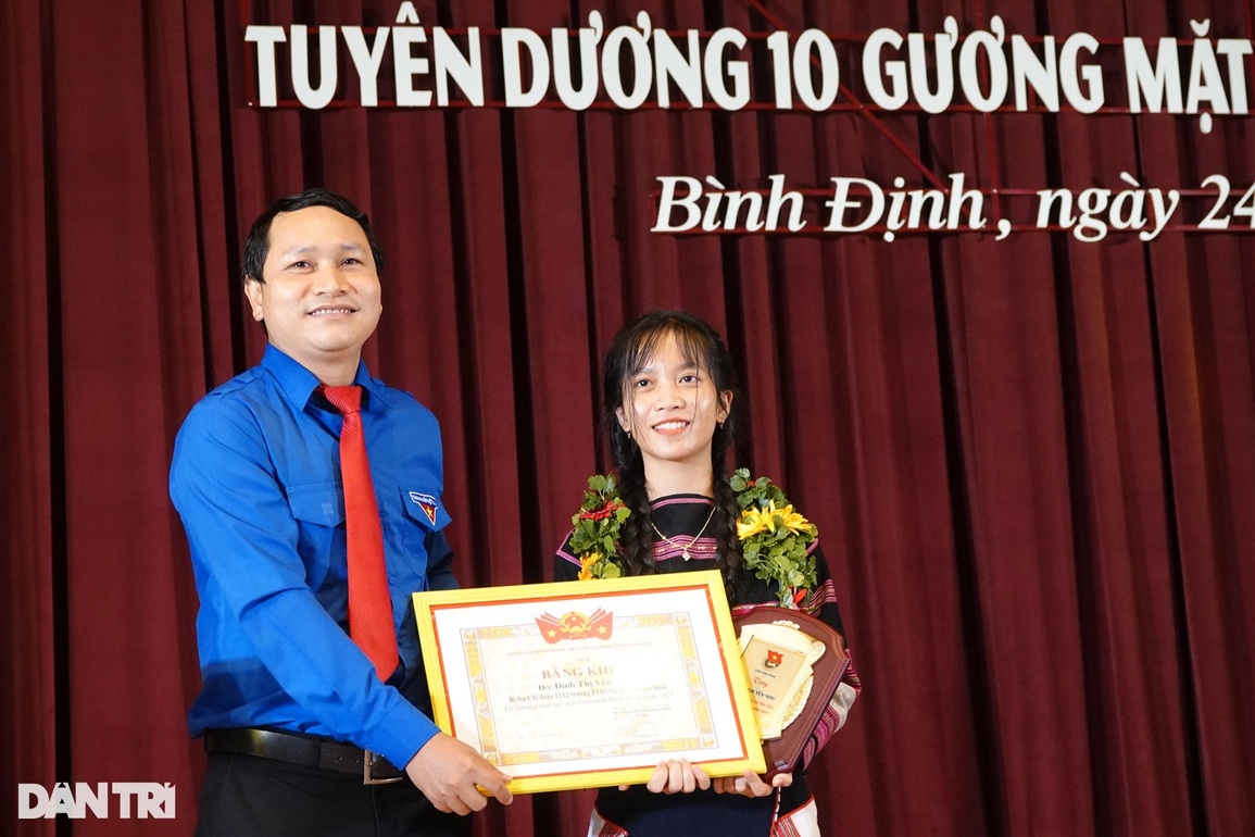 Hậu vệ Hồ Tấn Tài là một trong 10 gương mặt trẻ tiêu biểu của Bình Định - 2 Hậu vệ Hồ Tấn Tài là một trong 10 gương mặt trẻ tiêu biểu của Bình Định - 2