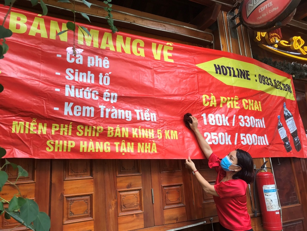 Người dân vùng xanh ở Hà Nội phấn khởi mở cửa bán mang về - 1 Người dân vùng xanh ở Hà Nội phấn khởi mở cửa bán mang về - 1