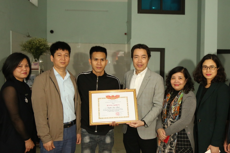 Bộ LĐ-TBXH tặng bằng khen anh Nguyễn Ngọc Mạnh vì hành động nhân văn - 1 Bộ LĐ-TBXH tặng bằng khen anh Nguyễn Ngọc Mạnh vì hành động nhân văn - 1