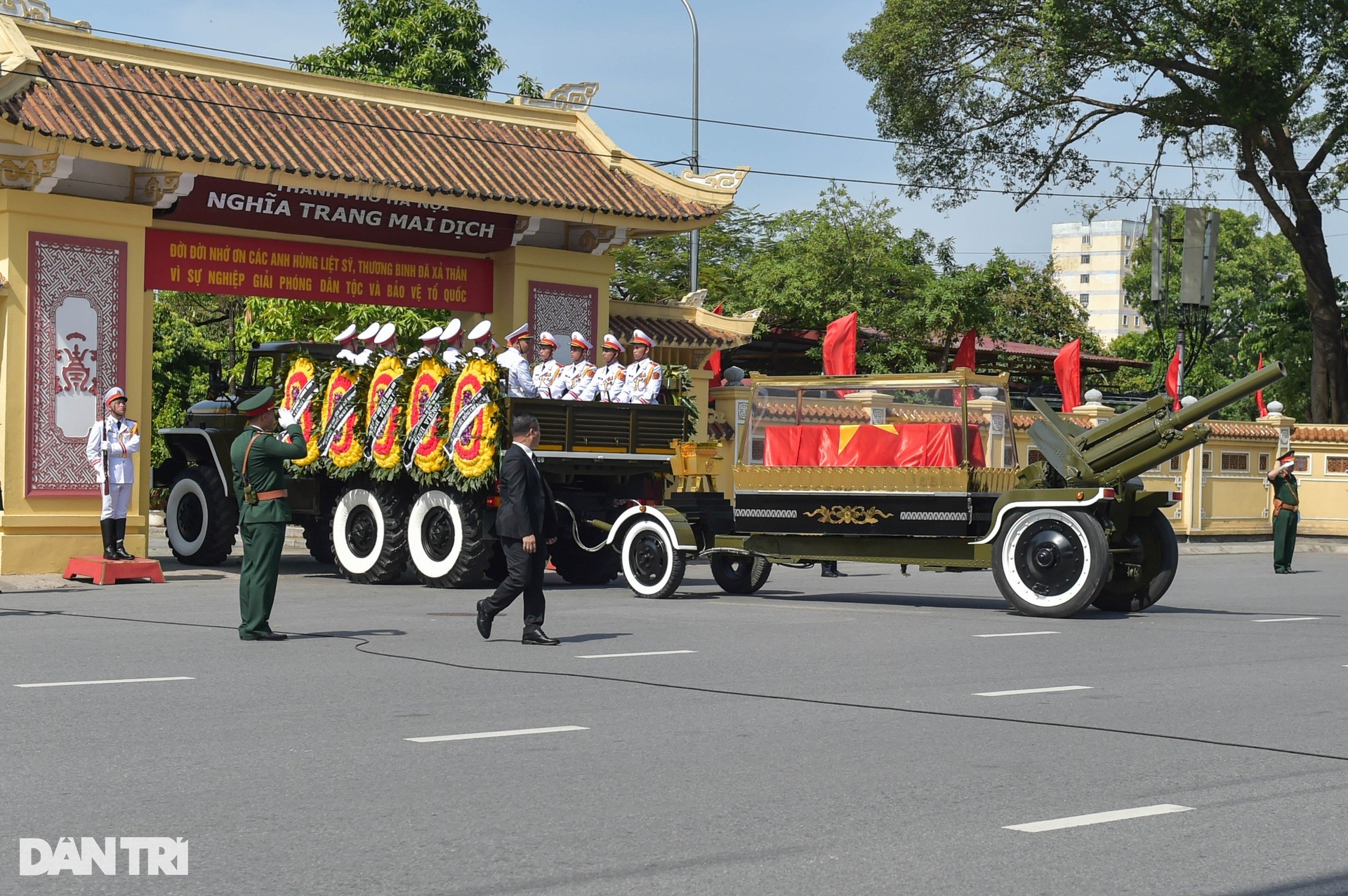 Hình ảnh đoàn xe đưa linh cữu Tổng Bí thư di chuyển trên đường phố Hà Nội - 21